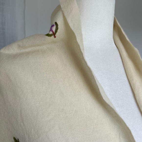 VTG EMBROIDERED WOOL SHAWL • 26” x 68 - Picture 3 of 7